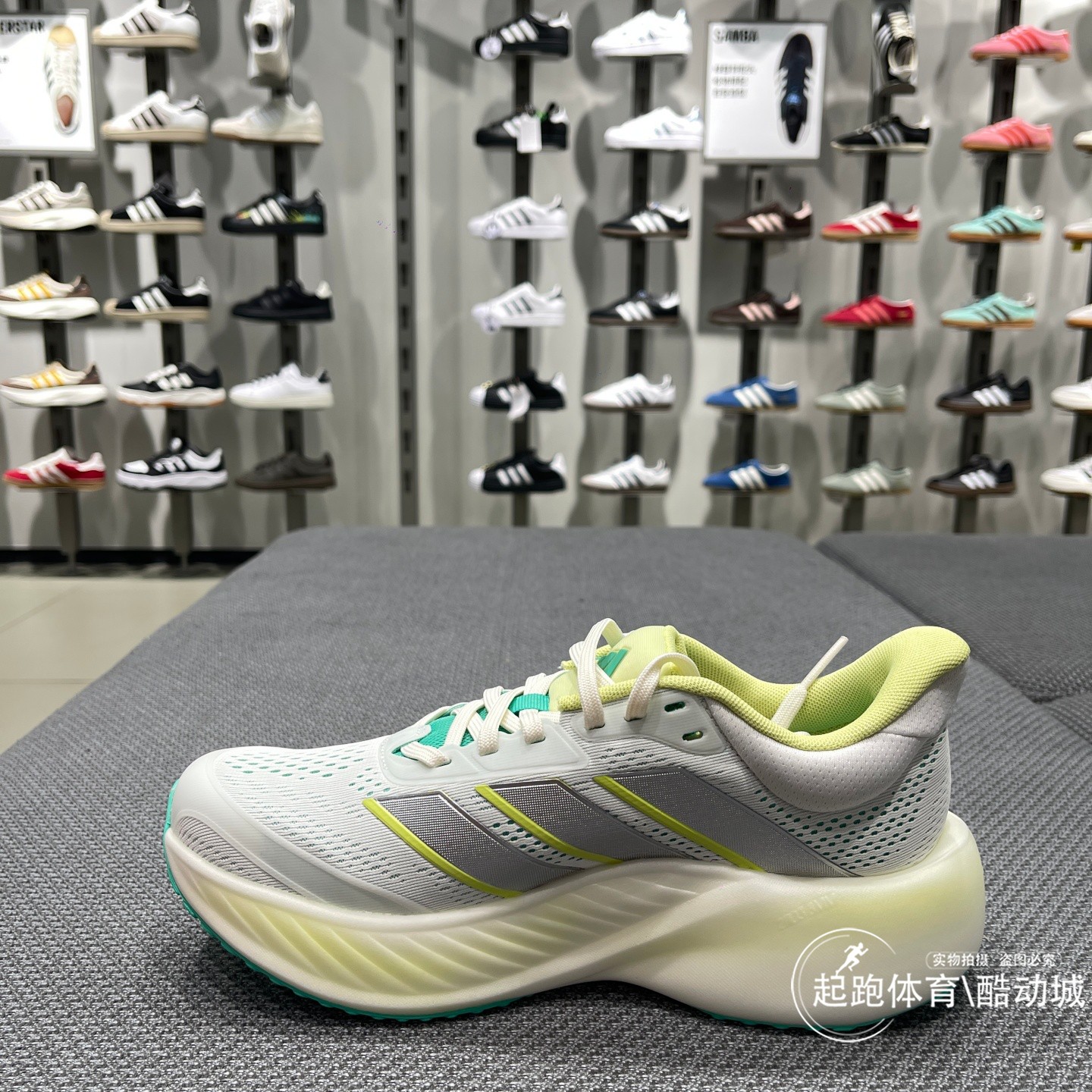 阿迪达斯男超轻缓震回弹网面跑鞋
