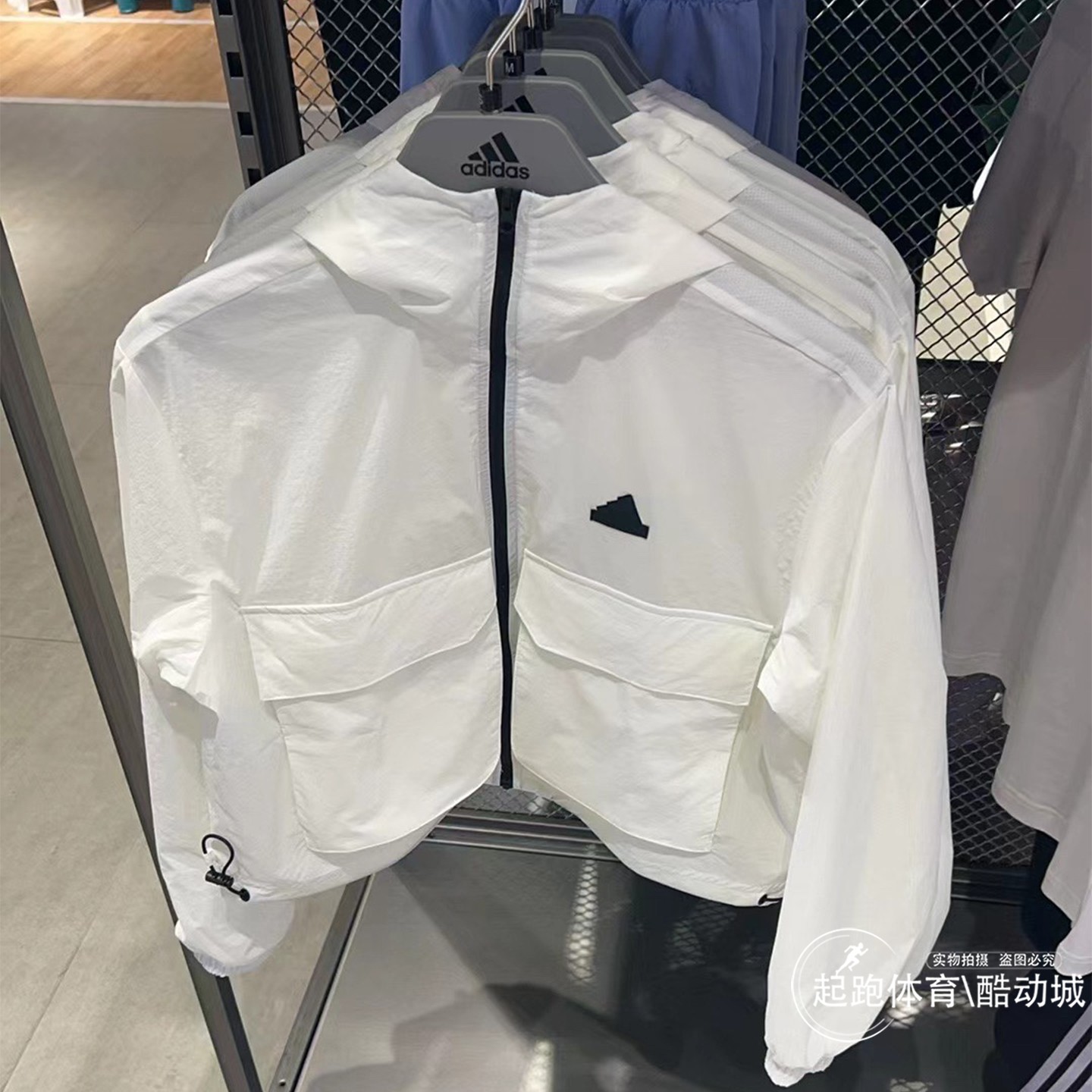阿迪达斯女连帽运动休闲梭织外套图片