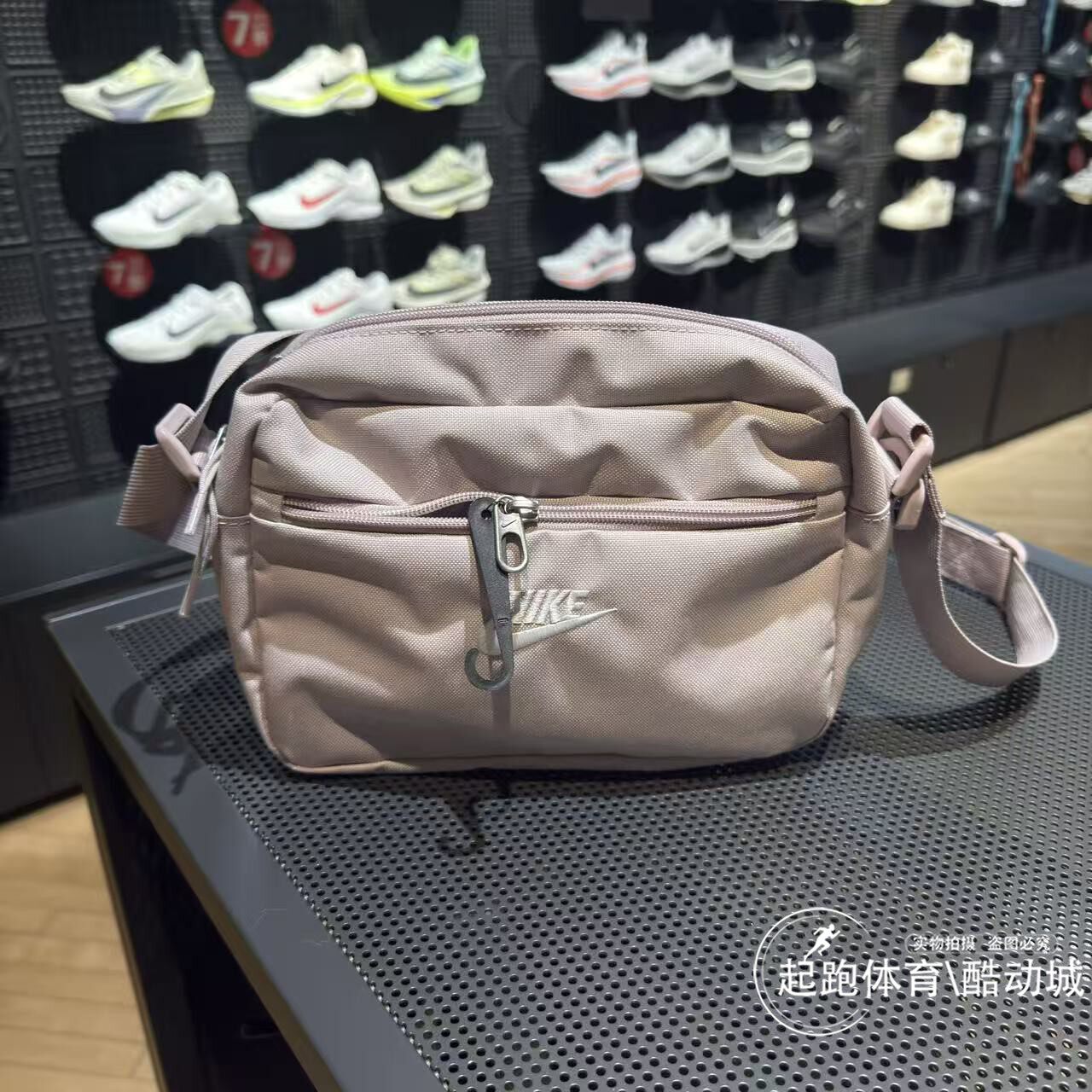 耐克百搭通勤实用斜挎包