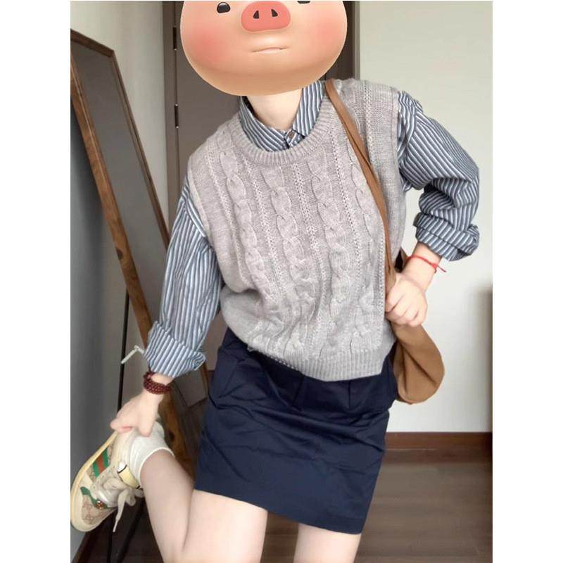 学院风灰色圆领针织马甲女春秋穿搭叠穿袖麻花毛衣背心外搭坎肩