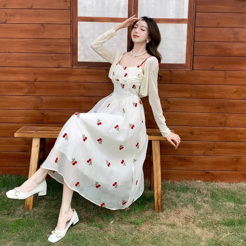 法式碎花吊带连衣裙春夏女装胖显瘦白色茶歇小众打底长裙子