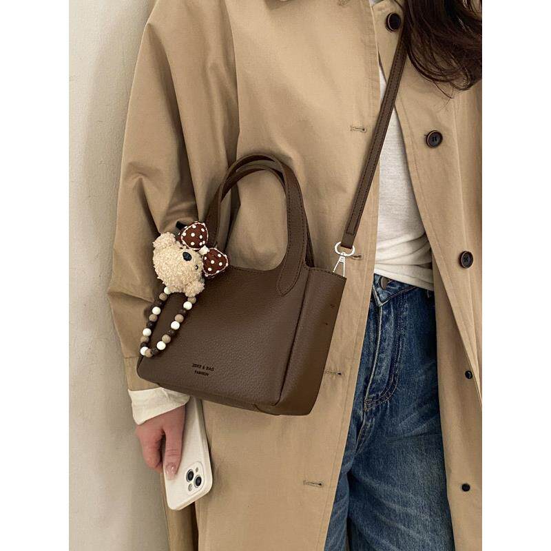 简约小众包包女2026新款冬季韩版休闲单肩斜挎包百搭手提水桶包潮