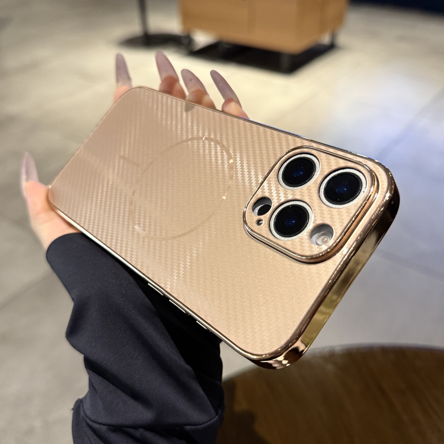 沙漠金碳纤维纹适用苹果16pro手机壳iPhone15promax新款Magsafe细圈磁吸14高级感轻奢电镀12PM男13防摔保护套