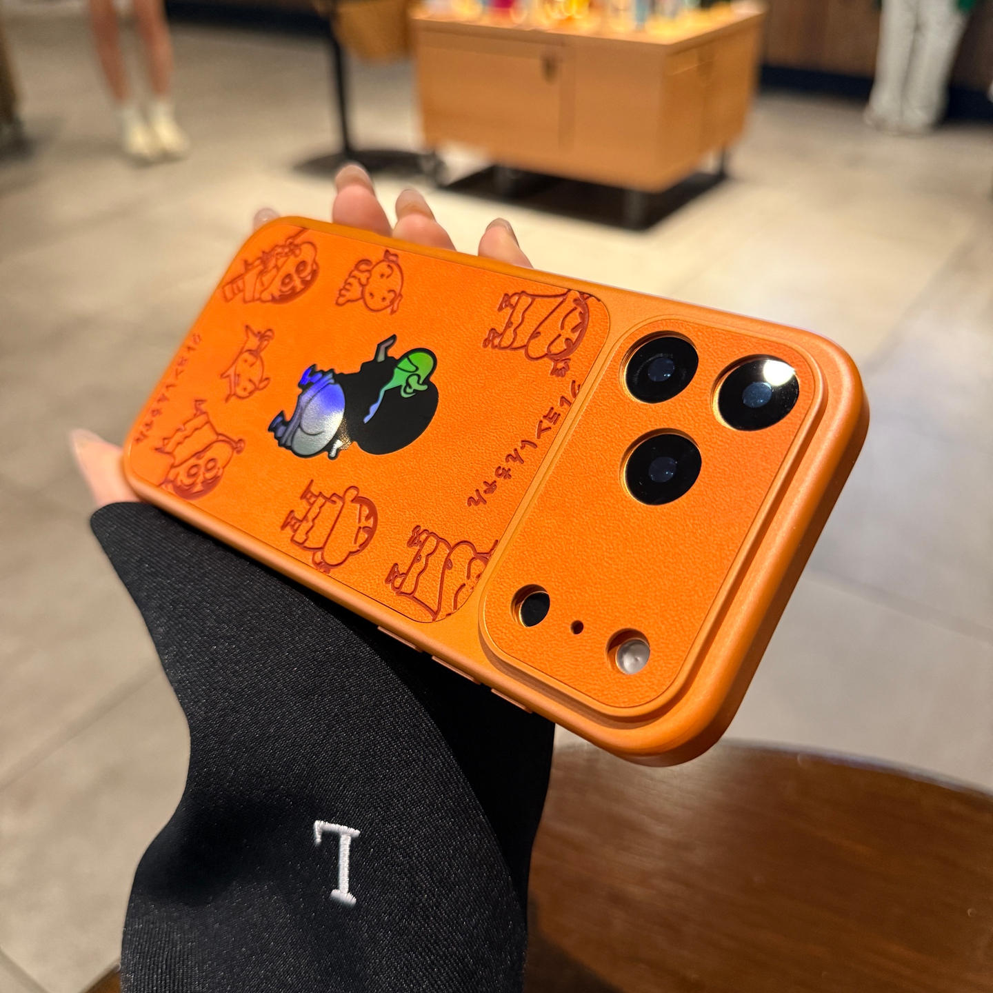 卡通蜡笔小新适用苹果17promx手机壳iPhone16pro新款星宇橙色皮纹15镭射渐变14pm大视窗镜头13保护套情侣高级