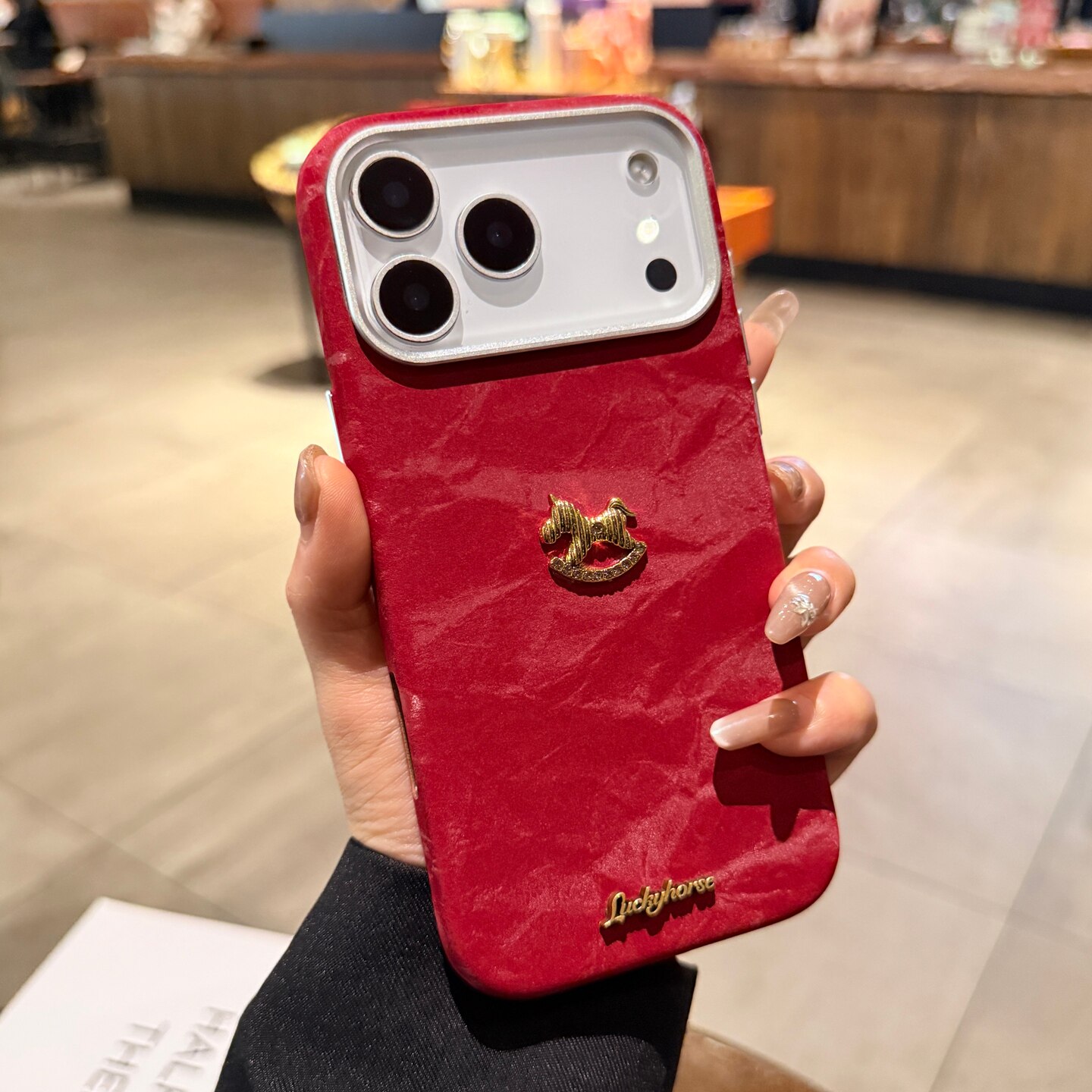 立体金色木马适用iphone17手机壳17promax苹果16pro马年新款本命年红色雪山纹绒布15超火13女14保护套高级感