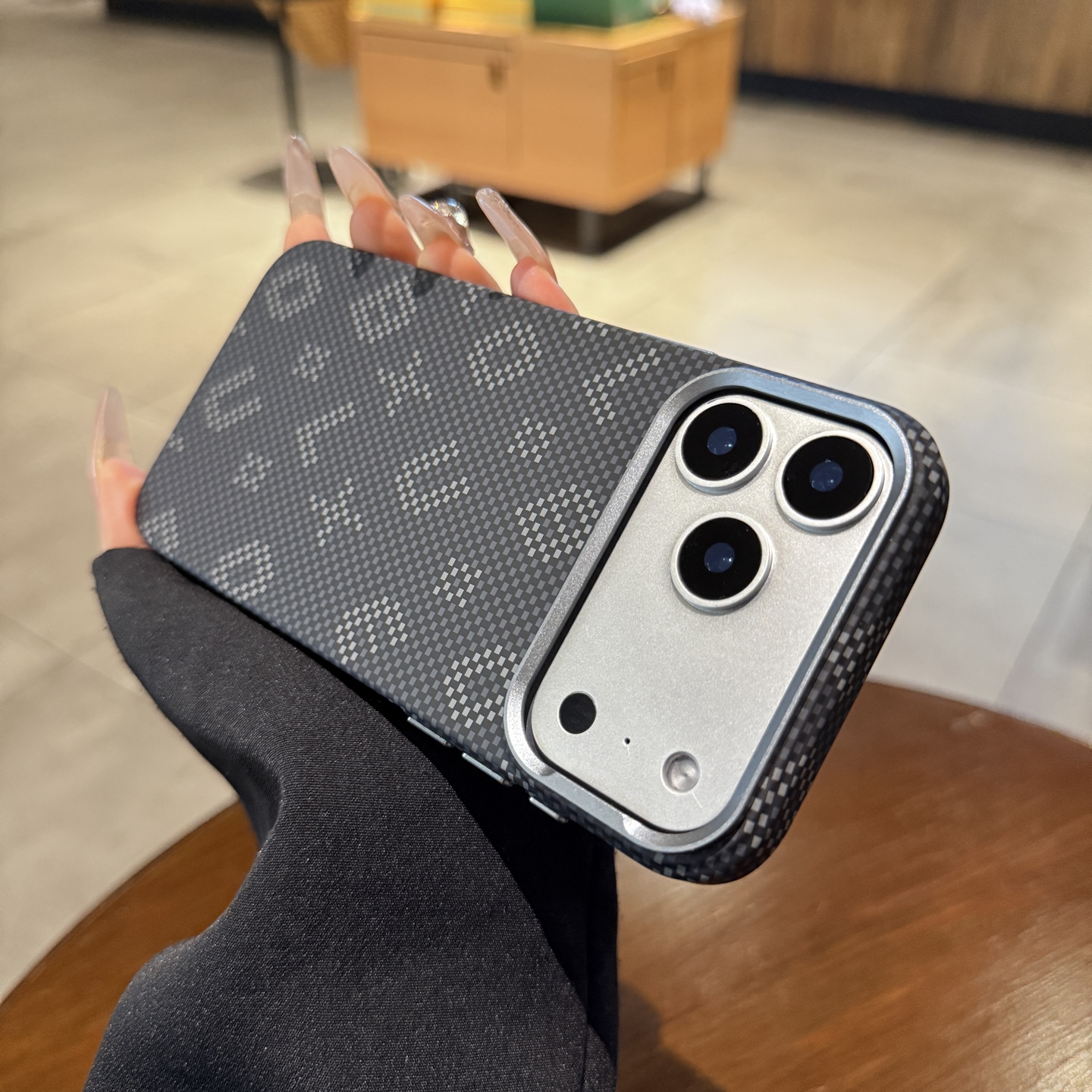 高级感黑色碳纤维纹适用苹果17手机壳iphone17promax新款鎏金字母16pro男士Air高端15磁吸14P女Magsafe保护套