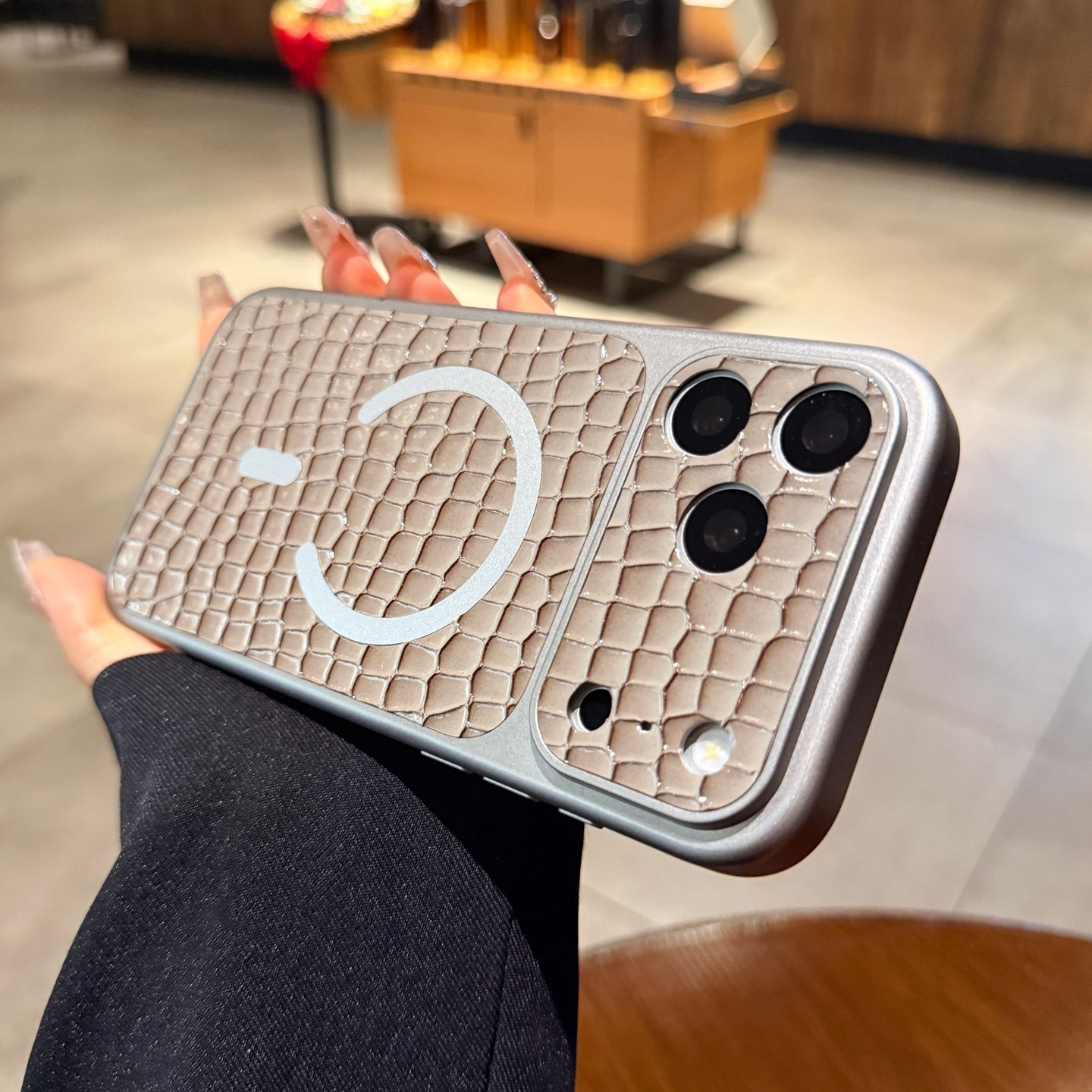 高级感浮雕鳄鱼皮纹适用苹果17promax手机壳Magsafe磁吸iphone16pro新款灰色15秒变大视窗镜头13男女14保护套