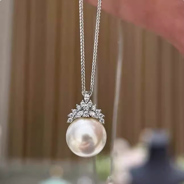 18K白金新款镶嵌莫桑D色莫桑石轻奢冰雪皇后珍珠项链纯银S925温柔