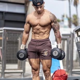 夏季新款美式运动休闲短裤男士透气跑步健身房深蹲训练硬汉裤子