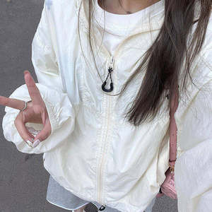 户外轻薄透气白色防晒衣女夏季2026款宽松连帽长袖薄款冲锋衣外套