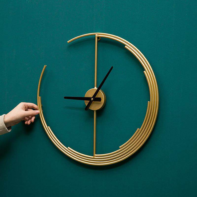 促新中式创意艺术金色月弦静音时钟家用客厅卧室电视墙壁挂钟表i.