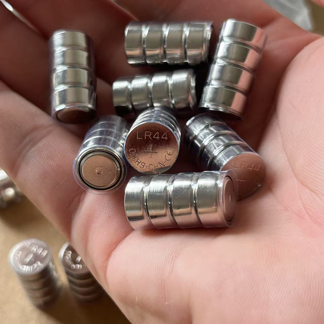 四颗连组LR44纽扣电池AG13/L1154