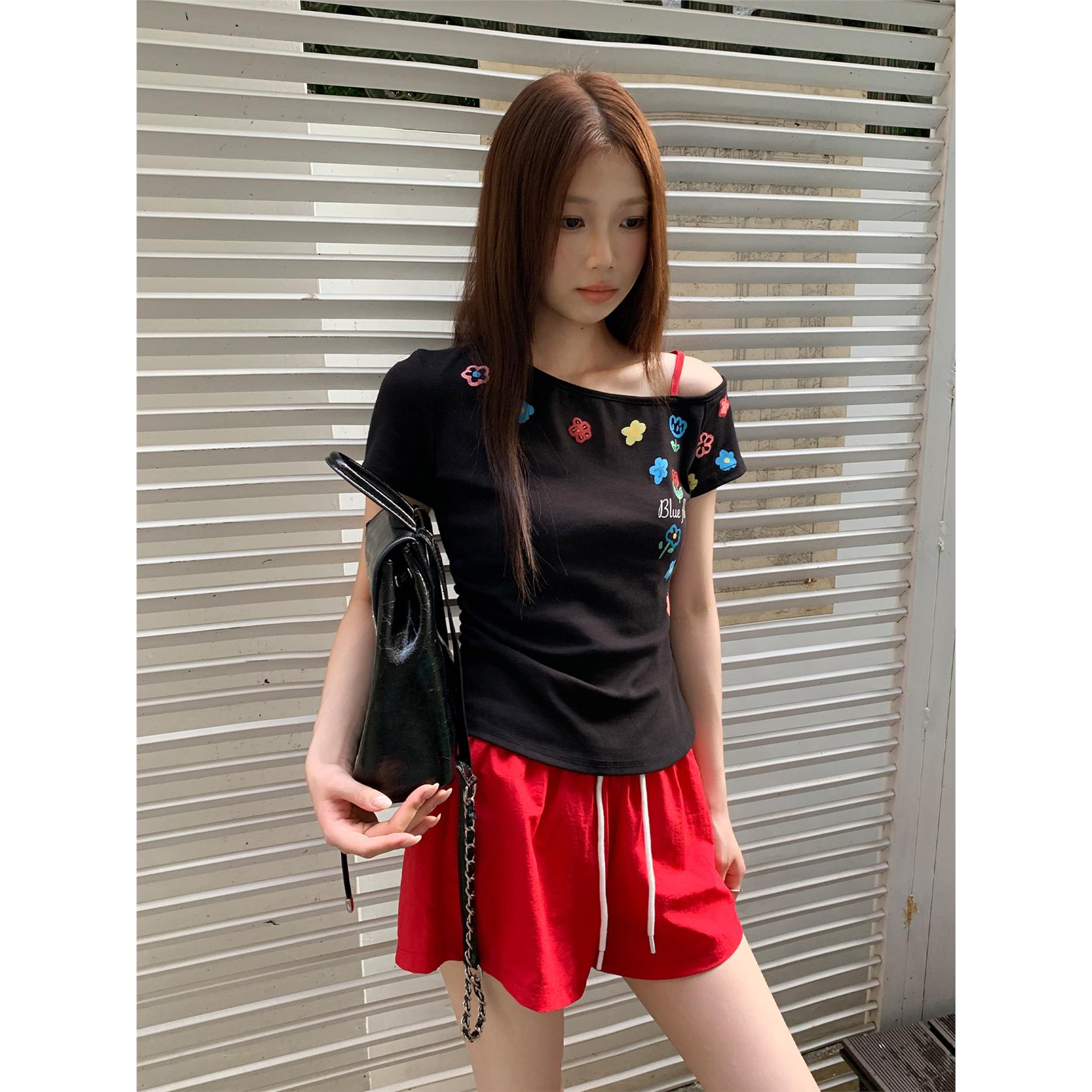 韩系黑色印花不规则斜肩
