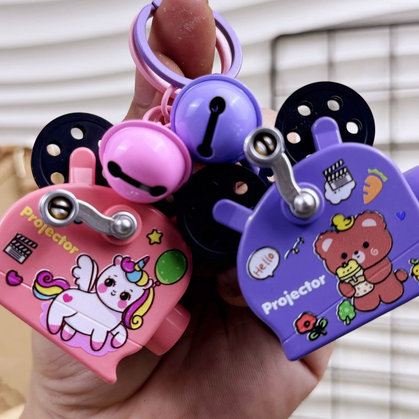 可爱卡通小熊爆米花手摇投影放映独角兽玩具钥匙扣女创意学生礼品