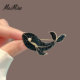 高档胸针女设计感小众蓝水钻鲸鱼防走光别针西装 配饰领针气质胸花