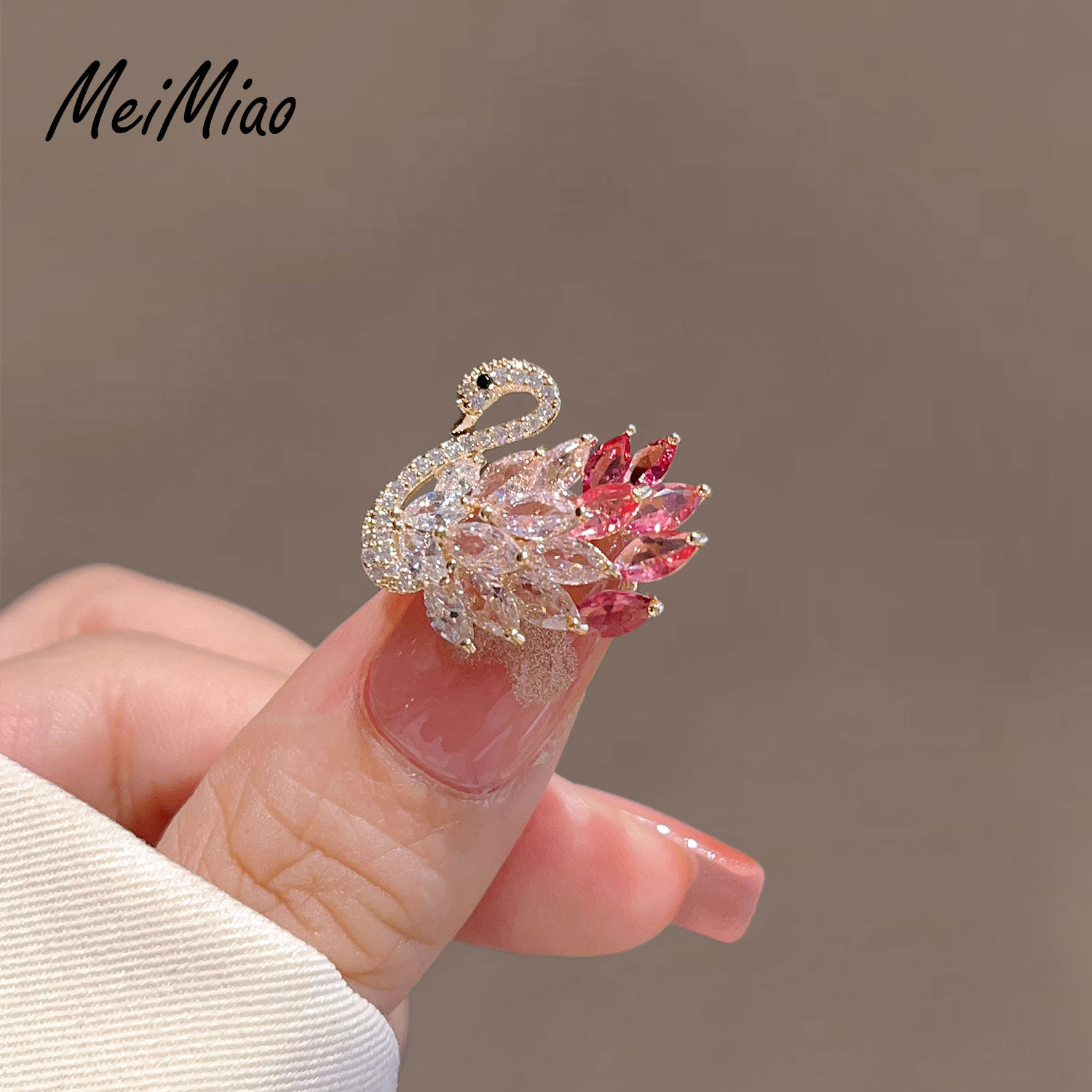 设计感小众水晶天鹅胸针高档精致时尚胸花气质西装配饰别针防走光,饰品/流行首饰/时尚饰品新,胸针,淘宝优惠券,粉丝福利购,淘宝优惠卷