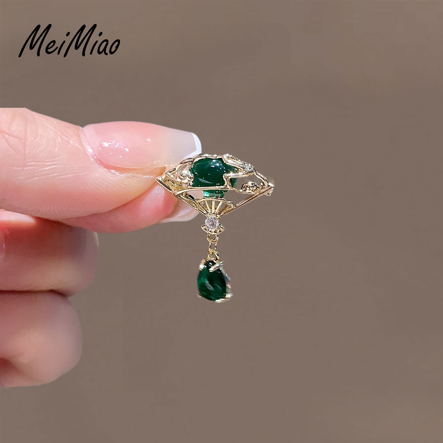 美苗国风旗袍配饰绿宝石扇子胸针