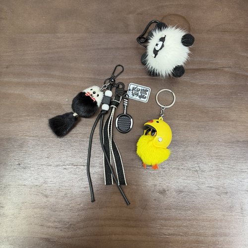 真水貂毛头盔小鸭挂件可爱毛球熊猫钥匙扣设计小狐狸挂饰毛绒玩偶
