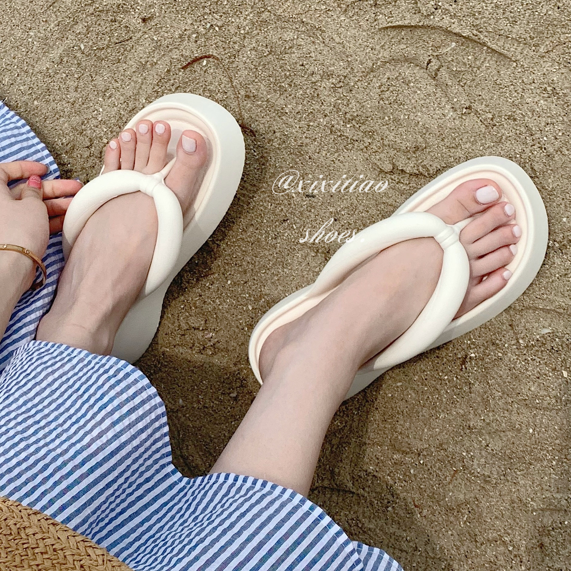 细细条女夏网红时尚休闲夹脚人字拖踩屎感外穿防滑EVA厚底沙滩鞋