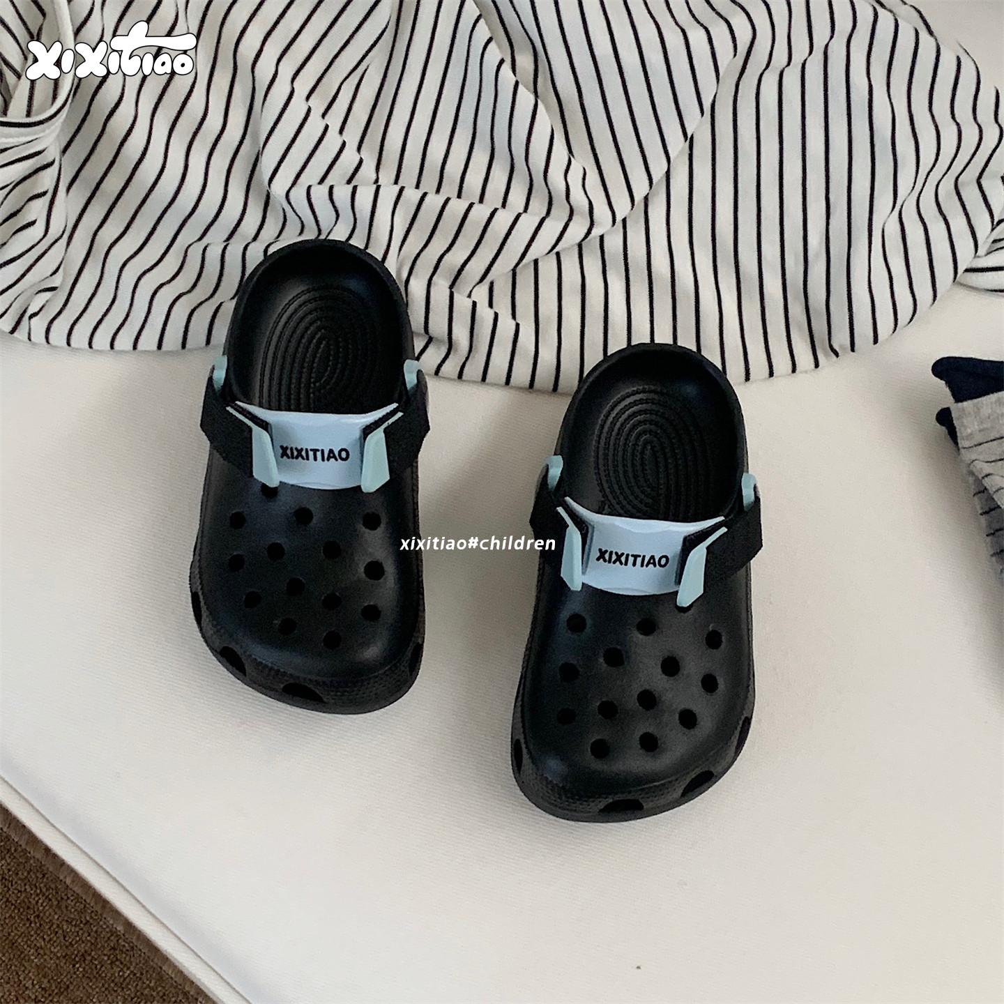 细细条儿童足弓洞洞鞋亲子图片