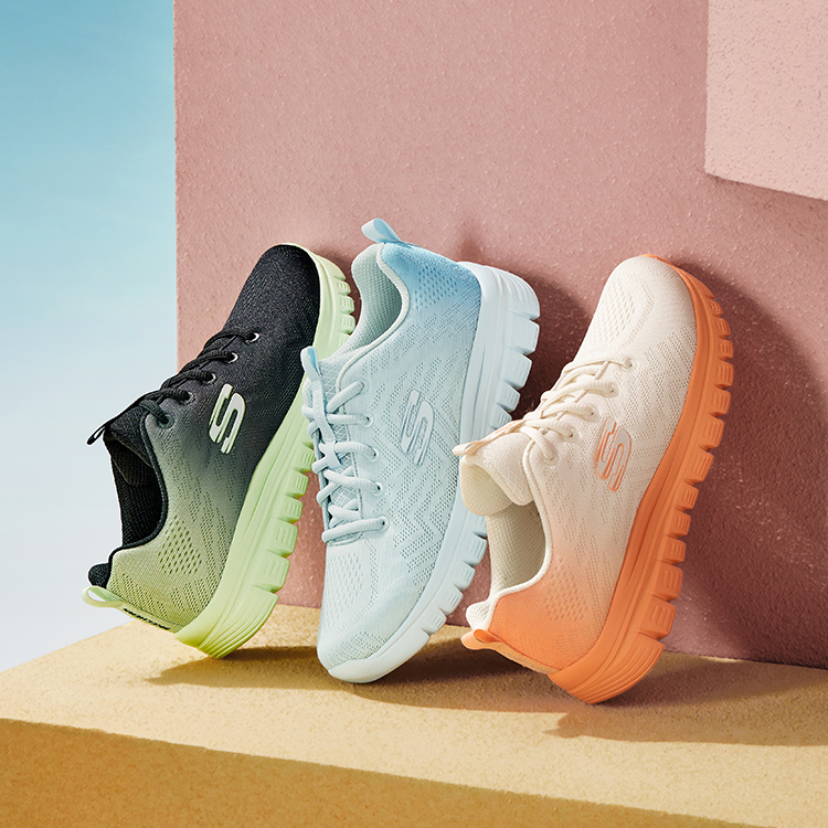 渐变撞色鞋面设计，时尚运动
