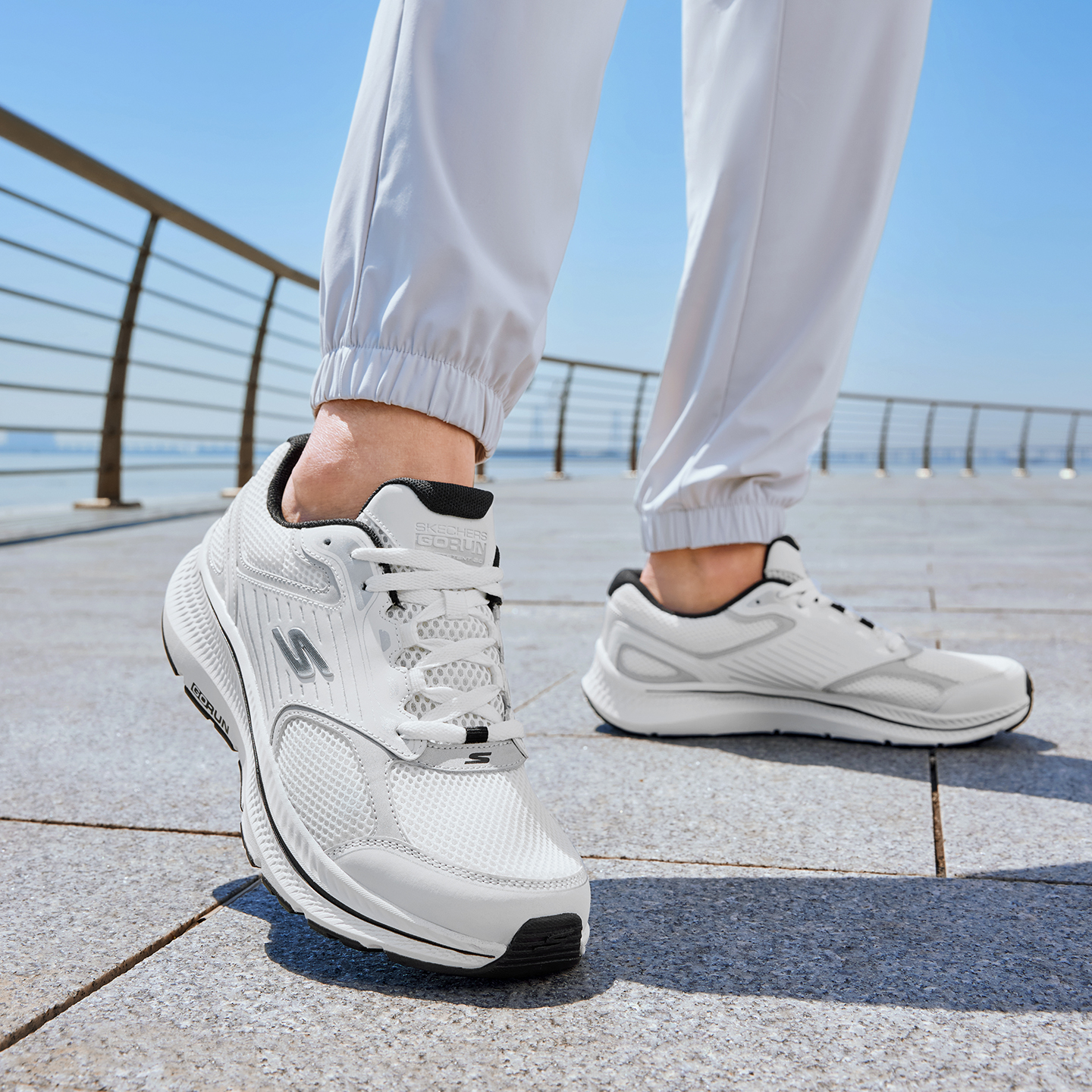 多材质拼接鞋面，质感丰富