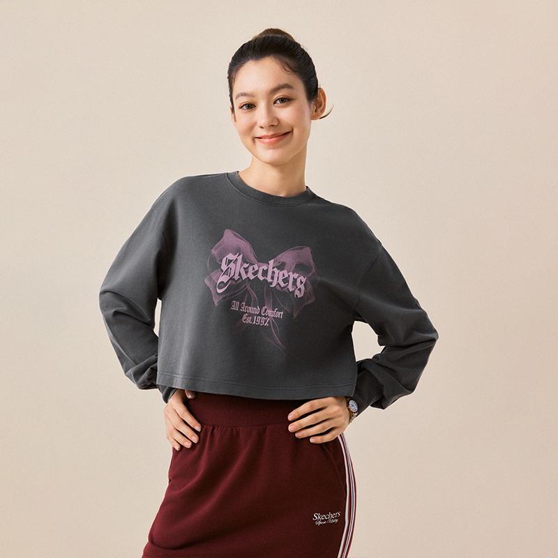 宽松短款设计 展现女性时尚休闲风格