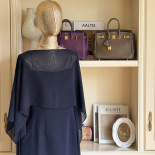 孙智惠zs「松弛老钱风」披肩两件套露肩藏蓝吊带连衣裙