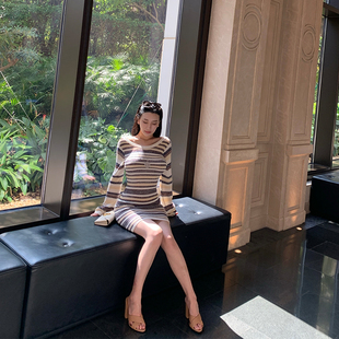 孙智惠「温暖调色盘」软糯收腰条纹撞色针织露背包臀连衣裙春季