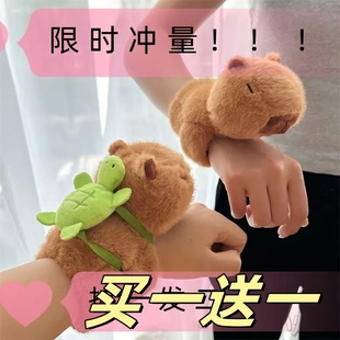 卡皮巴拉背包水豚啪啪圈河豚玩偶手环公仔毛绒玩具生日礼物女