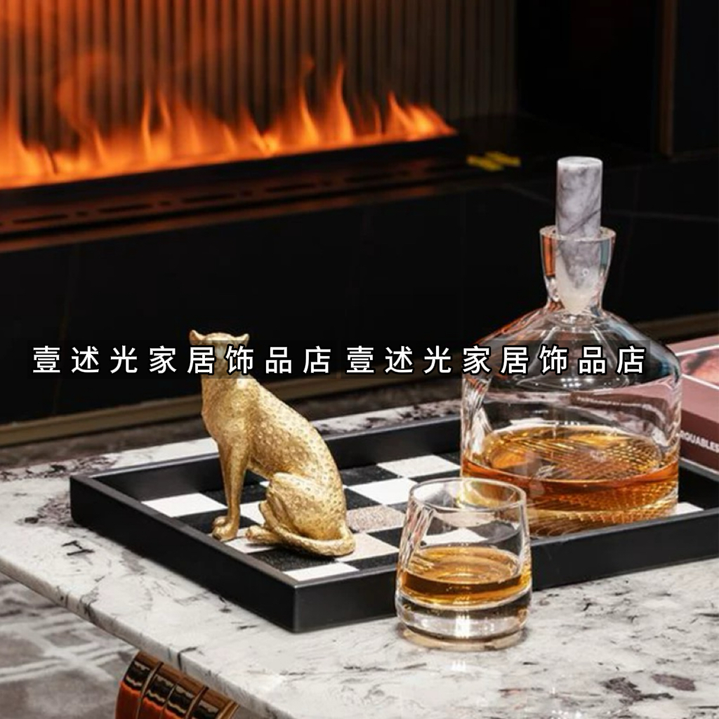 北欧现代样板间客厅茶几黑白格子托盘酒具金钱豹子装饰品搭配摆件