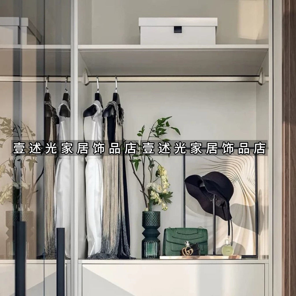 现代简约样板房售楼处衣帽间包包道具装饰摆件女生服饰搭配组合