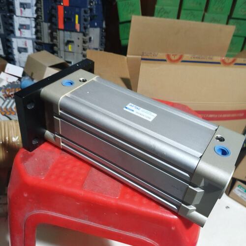 亚德客SE80X125S有一个，，没包装，套子还在，（议价）