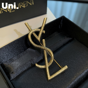 复古字母杨树林胸针高端精致时尚设计感小众女胸花别针轻奢高级感