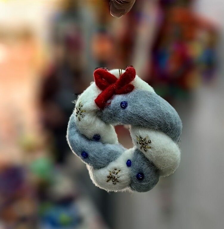 尼泊尔手工羊毛毡花环 双色拧麻花挂件 金线串珠红色蝴蝶结