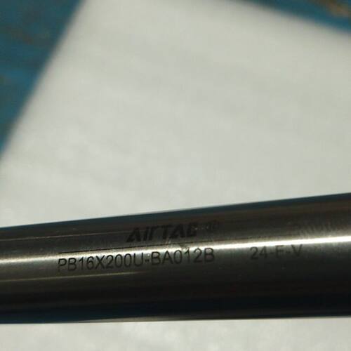 出品牌的笔型气缸 型号为PB16*200U-BA