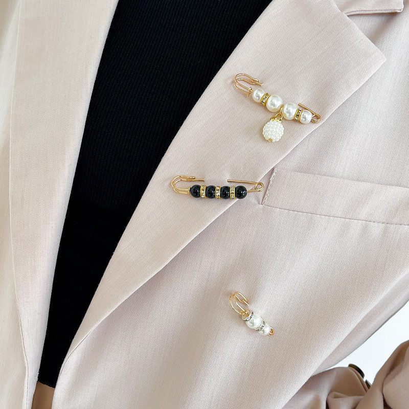 바지 허리를 더 작은 사이즈로 바꾸고 허리 인공 브로치를 조이고 2023년 최신 트렌드의 고급 여성 버클 핀으로 의류 액세서리를 수정했습니다