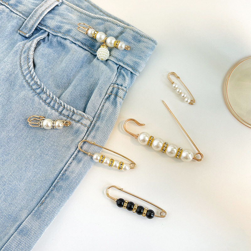 바지 허리를 더 작은 사이즈로 바꾸고 허리 인공 브로치를 조이고 2023년 최신 트렌드의 고급 여성 버클 핀으로 의류 액세서리를 수정했습니다