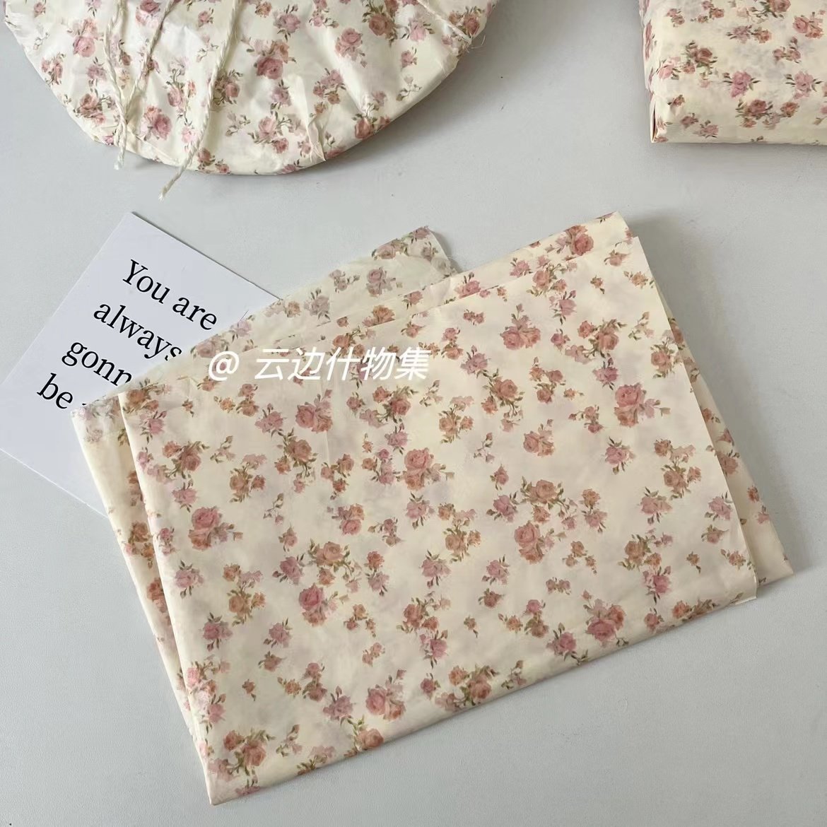 슈퍼 부드러운 꽃 시드니 종이 선물 꽃 포장지 흰색 배경 잎과 꽃 작은 신선한 사진 배경 종이