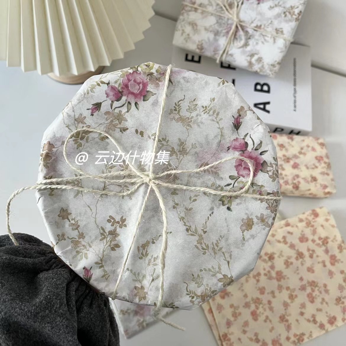 슈퍼 부드러운 꽃 시드니 종이 선물 꽃 포장지 흰색 배경 잎과 꽃 작은 신선한 사진 배경 종이