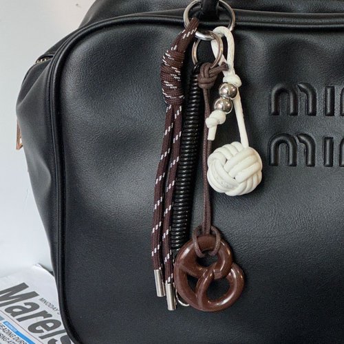 新款miu风包包挂件碱水面包装饰品diy钥匙扣挂饰毛绒熊配件礼物