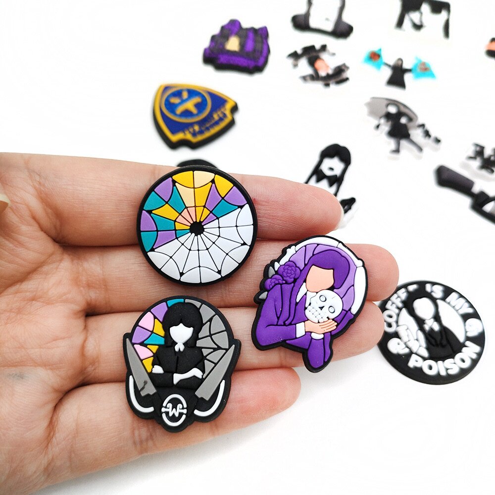 新款美剧星期三Wednesday Addams暗黑系列洞洞鞋鞋花装饰扣鞋扣