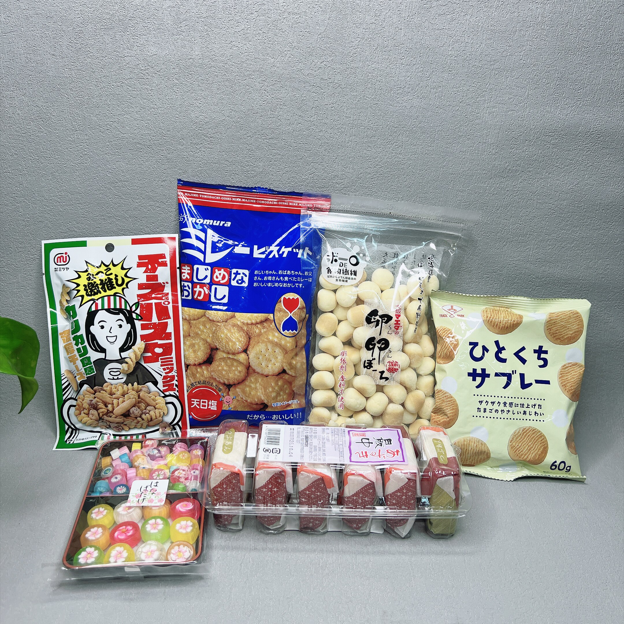 临期日本进口红豆夹心饼鸡蛋小球膨化脆片米果香脆饼干等网红零食