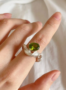 2024新款橄榄石戒指女小众简约中式几何造型镶嵌祖母绿开口指环