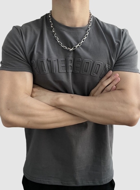 圆领健身潮流钢印T恤垫肩版收袖显臂围凸显肩宽男士运动训练短袖