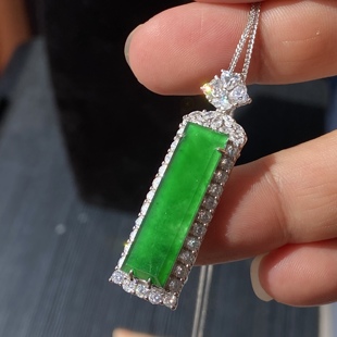 危地马拉A货翡翠辣绿色无事牌吊坠天然A货翡翠一物一证配链子