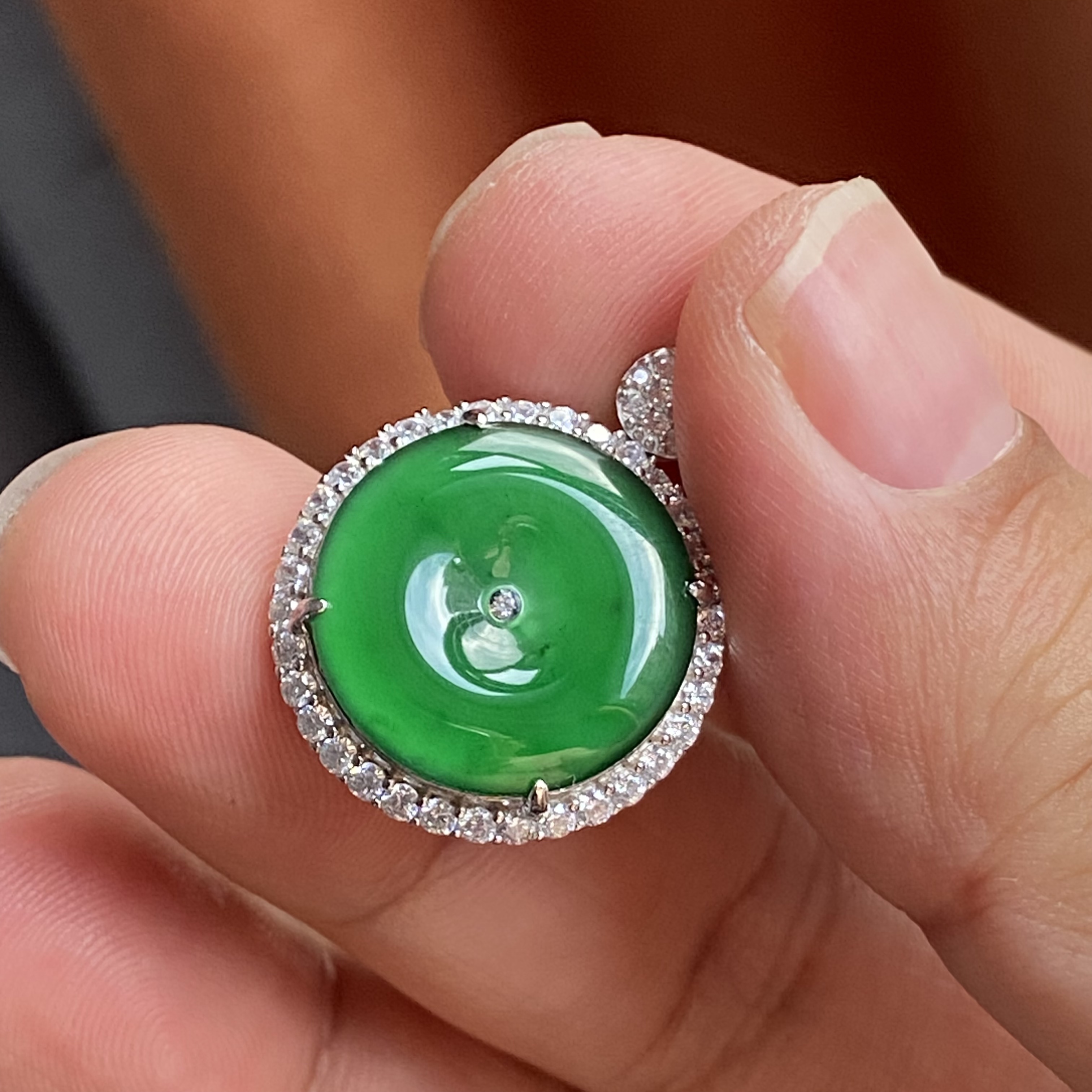 危地马拉A货翡翠冰种满色翡翠吊坠辣绿色怀古扣子925银镶吊坠