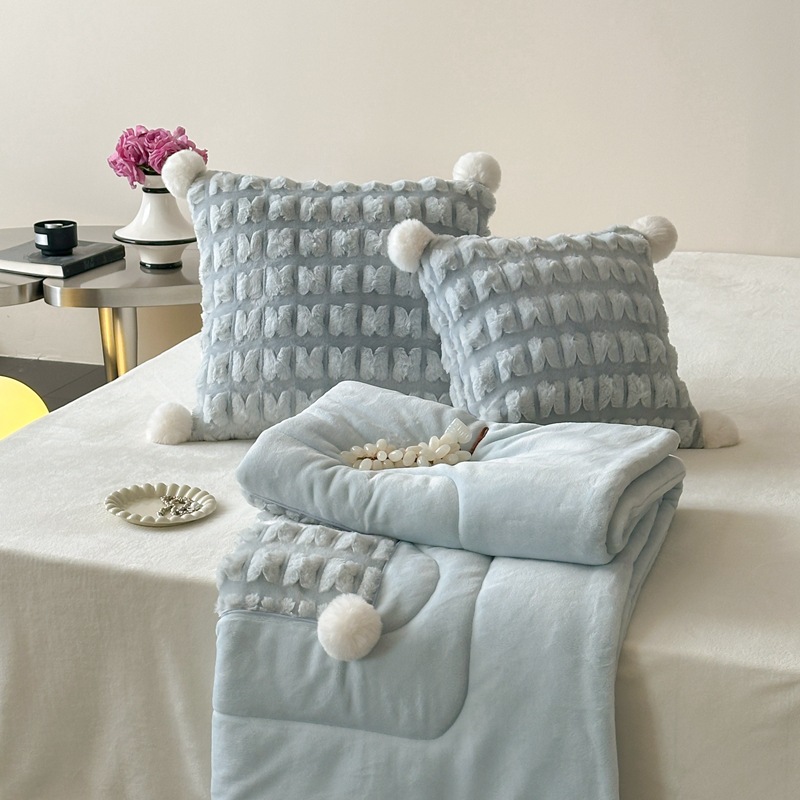 毛绒巨型牛奶绒抱枕睡觉床上