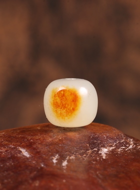 新疆和田玉籽料红沁皮老型珠手串