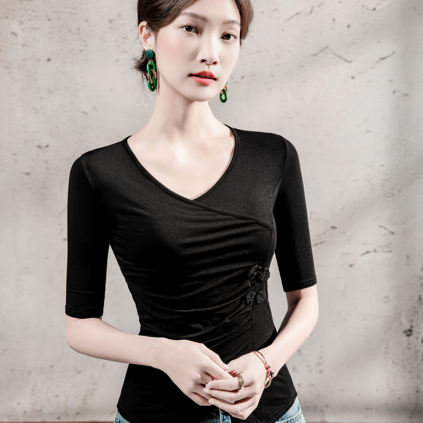 纯色V领盘扣装饰打底衫T恤女外穿修身显瘦五分袖褶皱拼接开叉上衣